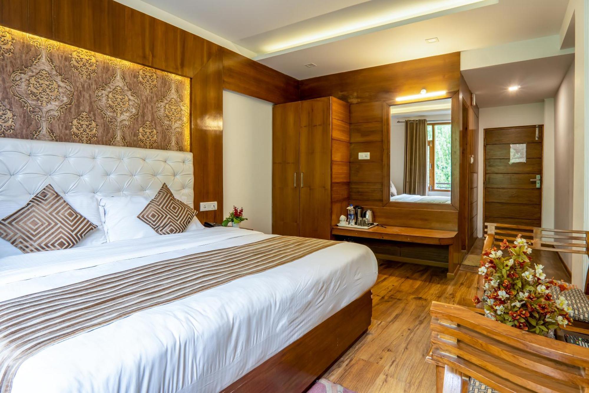 Pristine Inn Manali Exterior photo